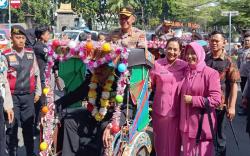 Tradisi Unik di Polrestabes Bandung, Kapolres Kayuh Becak Lepas Anggota yang Pensiun