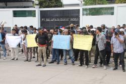 Warga Serang Banten Geruduk Pabrik Miras Tuntut Penutupan Pabrik