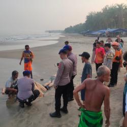 Diduga Bunuh Diri, Pria Paruh Baya Tinggalkan Surat Wasiat di Pantai Marbella Anyer Kabupaten Serang