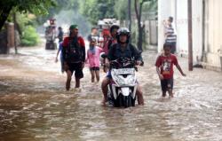 Sejumlah Jalan Tergenang Air Usai Hujan Guyur Jakarta