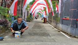 Sambut HUT Ke 79 RI, Warga di Pangandaran Buat Lorong Umbul Umbul Merah Putih