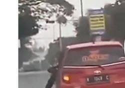 Mobil Merah Tabrak Polisi hingga Tersangkut Kap, Video Viral di Media Sosial