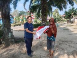 Jelang HUT RI ke 79, Camat Negeri Agung Bagi-bagikan Bendera Merah Putih