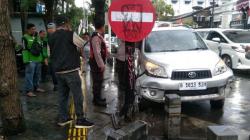 Viral Bocah 9 tahun Setir Mobil Libas 5 Pemotor