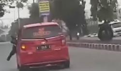 Viral Polisi Ditabrak Pengemudi Mobil Merah hingga Nyangkut di Kap