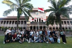 Humas Hotel Bareng PFI Jelajahi Kota Lama Surabaya, Jalan-jalan Sambil Tingkatkan Skill Fotografi