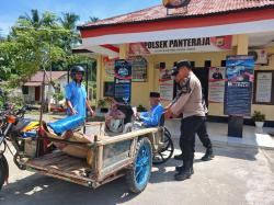 Bikin Haru, Polisi di Pidie Jaya Bantu Warga Disabilitas dengan Penuh Kemanusiaan