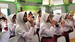 Pertama di Indonesia, Ribuan Siswa SD di Banyumas Uji Coba Minum Susu Gratis