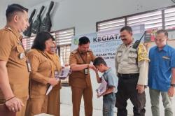 Camat dan Lurah Teladan Barat Bantu Murid Kurang Mampu di SD Negeri 06030