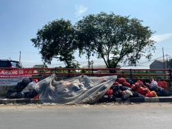 Tumpukan Sampah Rumah Tangga Cemari Flyover Pasar Cileungsi Bogor