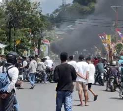 Mencekam, Buntut Polisi Salah Tembak, Warga Larantuka Gelar Aksi dan Bakar Ban Didepan Polres Flotim