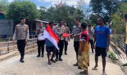 Polsek Tasifeto Timur Bagikan Puluhan Bendera Merah Putih Kepada Warga Di Perbatasan RI-RDTL