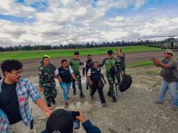 3 Heli Dikerahkan Evakuasi 13 Nakes, Guru dan Anak-anak Usai Pembunuhan Pilot Glen Malcolm Conning