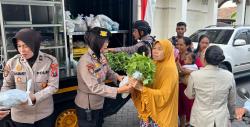 Polresta Sidoarjo Berbagi Sayur Lewat Mobil Dapur