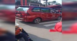 Mobil Dinas Diduga Dikendarai Kabag Keuangan DPRD Toraja Utara Vs Peserta Gerak Jalan, Kaca Pecah!