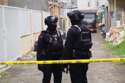 Tangkap 2 Terduga Teroris di Jakbar, Densus 88 Sita Airsoft Gun dan Bahan Peledak