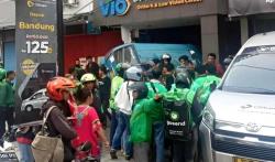 Angkot Hantam Kios di Margonda Depok, Satu Orang Terluka