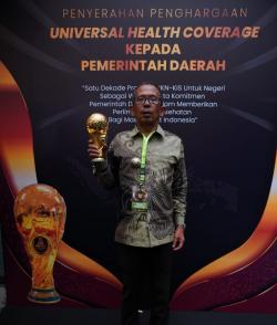 Pj Bupati Pidie Jaya Terima Penghargaan Universal Health Coverage dari Wapres di Jakarta