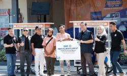 BRI Surabaya Diponegoro Salurkan Zakat Paket Pendidikan dan Gerobak BRILiaN