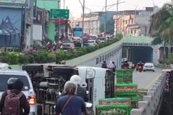 Kecelakaan Hari Ini, Truk Pengangkut Ayam Terbalik di Underpass Titi Kuning