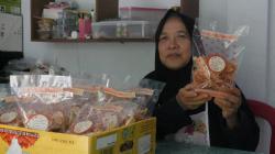 Tak Disangka! Warga Kebumen Ini Sulap Gedebok Pisang Jadi Keripik Yang Gurih