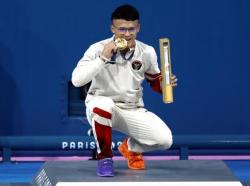 Viral Rizki Juniansyah Tampil Unik saat Raih Emas Olimpiade 2024, Kenakan Sepatu Warna Berbeda