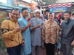 Kunjungi Kampung Buyang, Indira Yusuf Ismail Jadi Rebutan Selfie Para Pendukungnya