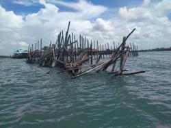 Kapal Tongkang Hanyut Hancurkan Kelong Warga di Pulau Buluh Batam