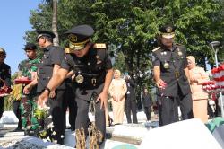 Menghidupkan Semangat Kepahlawanan, Kemenkumham Jatim Gelar Ziarah di Taman Makam Pahlawan