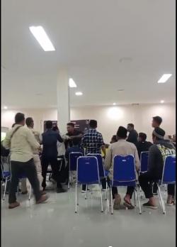 Arogansi Ketua Panwascam  Cinangka Adu Fisik dan Buat Keributan Saat Pleno, Bikin Heboh Saat Rapat!