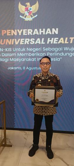 Pemkab Way Kanan terima Penghargaan Kategori Pertama UHC Award Tahun 2024