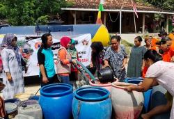 Warga Desa Pojok Serbu Bantuan Air Bersih dari PWI Bersinergi Dengan BPBD Grobogan