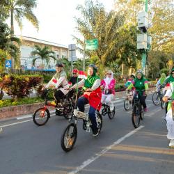 Gelar Sepeda Santai, Kehadiran Umi Rohmi Hebohkan CFD Udayana