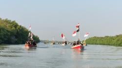 50 Perahu Perahu Nelayan Sukorejo, Gresik Mengarak Tumpeng Sedekah Laut di Muara Kali Lamong