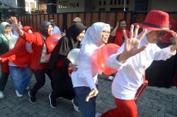 Potret Keseruan Warga Bulusan Semarang Lomba Agustusan: Estafet Balon hingga Memindahkan Air