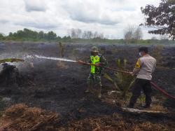 Babinsa dan Bhabinkamtibmas Sei Tendang Padamkan Karhutla di Wilayah Kumai