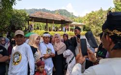 Jamaludin Yusuf Warga Cisolok Wajahnya Mirip Banget Dedi Mulyadi, Diantre Emak-emak Foto Bareng