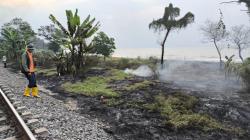 Bahaya! Jangan Bakar Sampah di Sekitar Rel Kereta Api