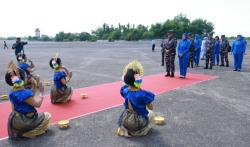 Danlanud Sultan Hasanuddin Sambut Kedatangan Kasal TNI AL Laksamana Dr. Muhammad Ali di Makassar