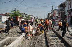 Catat! KAI Larang Warga Beraktivitas di Jalur Rel Kereta Api