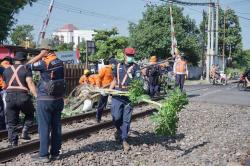 PT KAI Tegaskan Larangan Aktivitas di Sekitar Jalur Rel Kereta Api