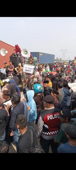 Aksi Unjuk Rasa di PT LPI dari Dua Desa di Cikande Kabupaten Serang, Terjadi Ricuh