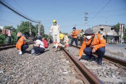 Hati-Hati! Pelanggaran di Jalur Rel Kereta Api Bisa Berujung Penjara dan Denda