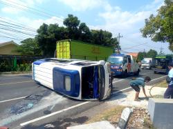 Minibus Rombongan Perguruan Silat Terguling di Jombang, 3 Penumpang Alami Luka Parah