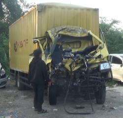 Diduga Sopirnya Ngantuk Truk Boks Tabrak Truk Pengangkut Pasir di Tol Cipularang, 1 Meninggal