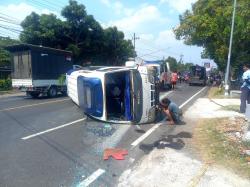 Minibus Elf Bawa Rombongan Perguruan Silat Terguling di Tikungan Sembung Jombang