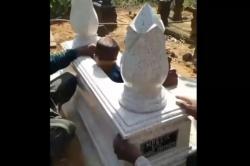 Viral Bocah Tersangkut di Lubang Makam Bikin Heboh Warga, Netizen: Isok Mlebu, Gaiso Metu