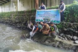 Pengelola Tol Medan-Binjai Lepas Benih Ikan Sungai di Desa Paya Bakung