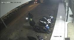 Pencuri Motor Beraksi Ditengah Keramaian Cianjur, Terekam CCTV