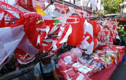 Pedagang: Omzet Jual Bendera Tiap Tahun Turun